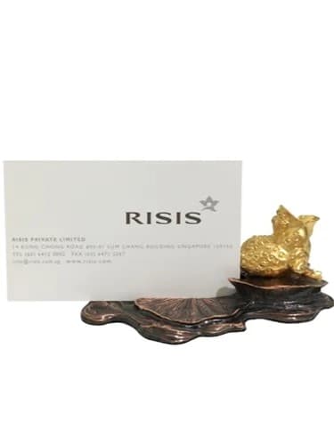 Giá đỡ danh thiếp cóc vàng trên lá sen