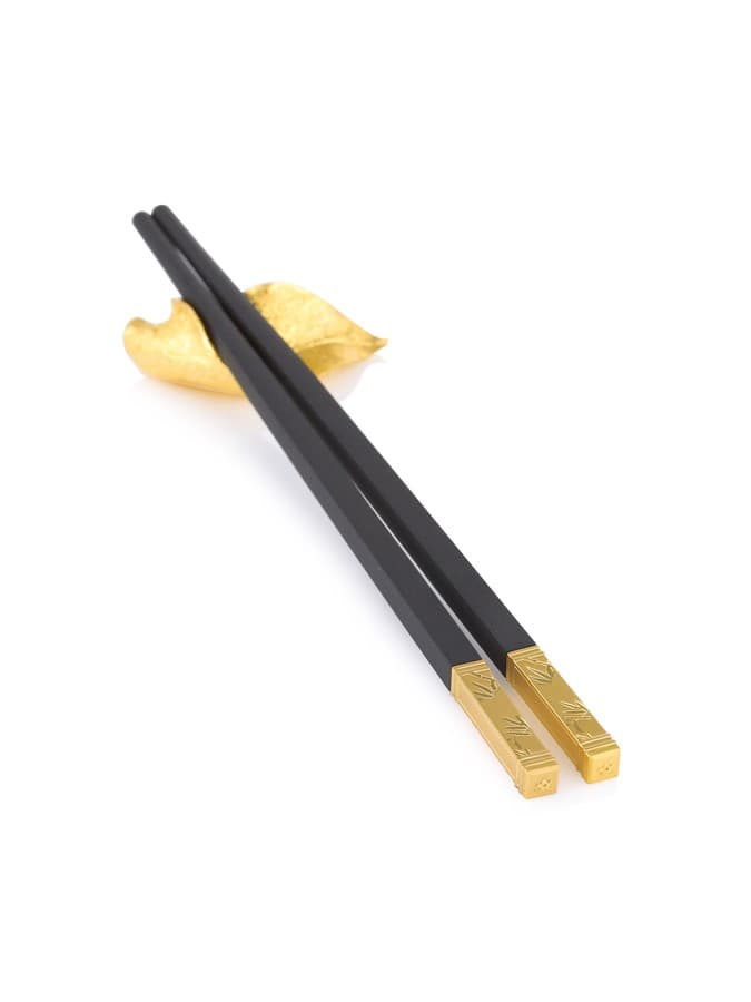 Đũa tre với giá đỡ hình lá mạ vàng